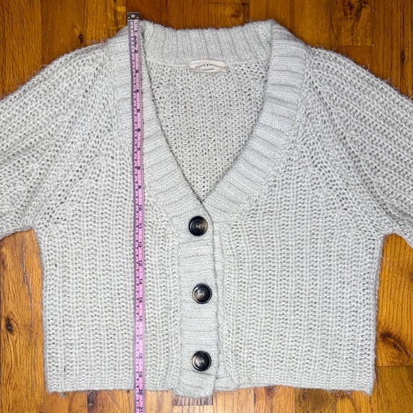 Saints & Hearts Cozy Light Grey Button-Up Deep V Cropped Sweater size Medium - Picture 10 of 10